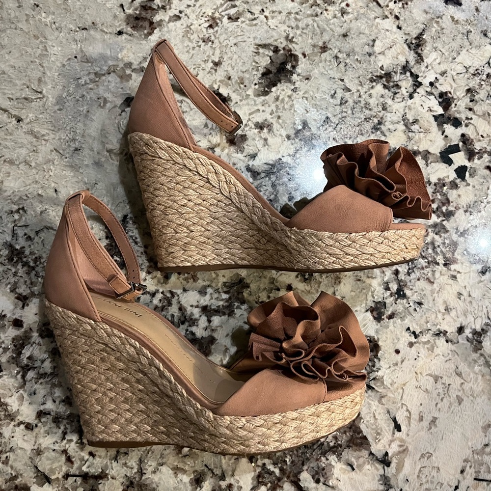 Gianni Bini neutral leather sandals. Size 8.5M. Pre-owned -Excellent Condition. - Picture 2 of 3
